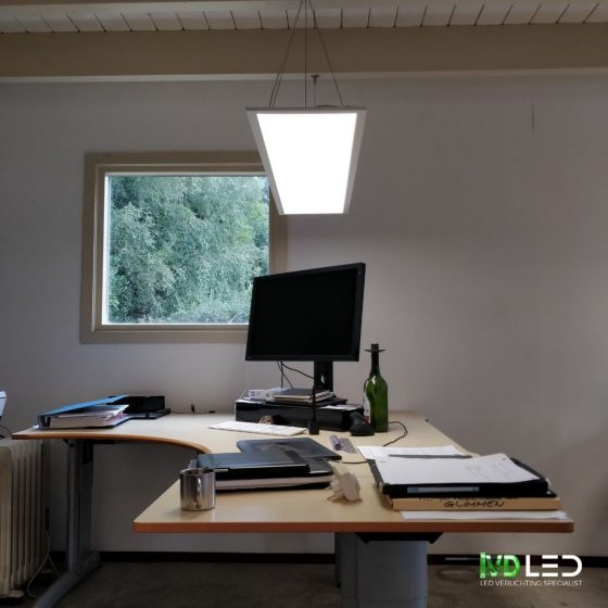 Werkplek verlicht met LED paneel. Het LED paneel is gependeld boven het bureau opgehangen.