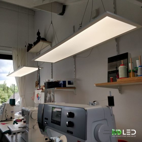 LED panelen gependeld boven de werkplek. Goed licht bij de naaimachines. De LED panelen zijn 120x30 cm en dimbaar met kleurtemperatuur 4000 Kevin