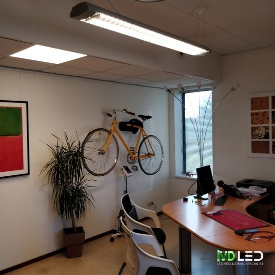 Dokterskamer met LED verlichting. Hier is gebruik gemaakt van een LED paneel van 60x60 en LED buis in bestaande armatuur