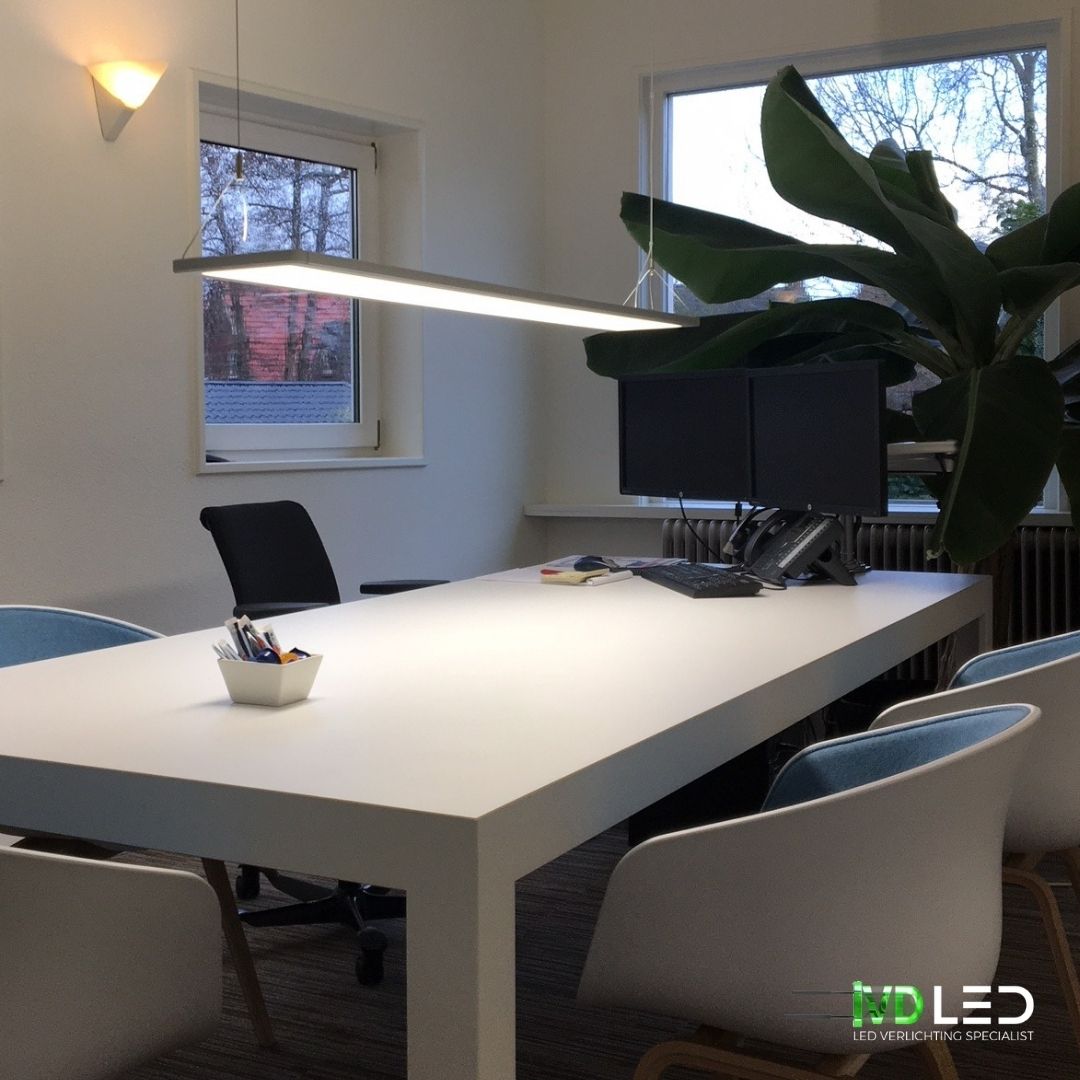 Bespreekkamer met tafel en stoelen verlicht met LED verlichting. Het LED paneel is ontwerp met directe en indirecte lichtverdeling, waardoor comfort en efficiëntie worden gecombineerd