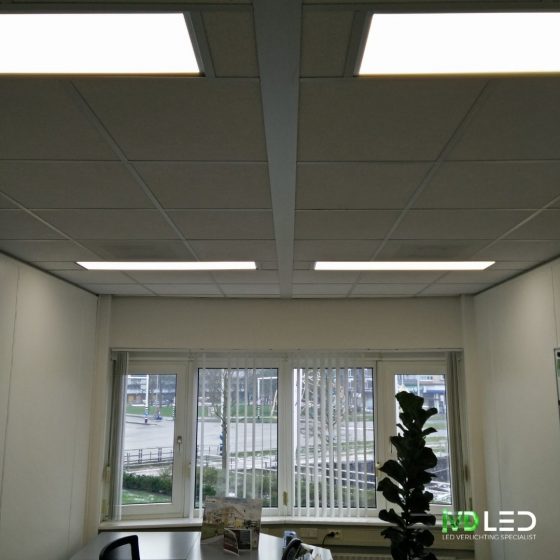 Kantoorruimte waar de oude TL lampen zijn vervangen door nieuwe LED panelen van 120x30cm