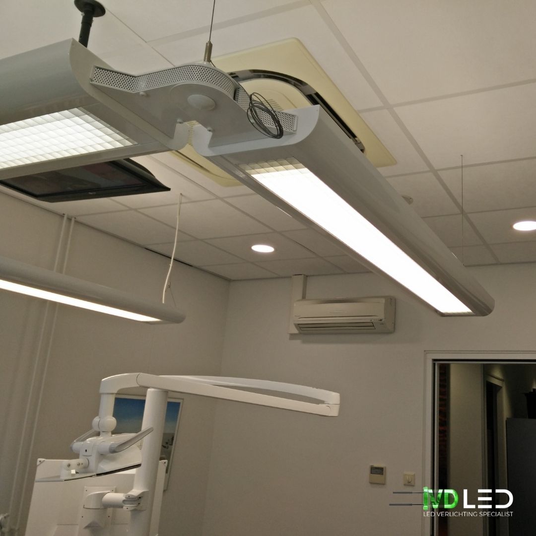 Behandelkamer bij de tandarts. De armaturen zijn voor zien van LED buizen. Met directe en indirecte lichtverdeling, waardoor comfort en efficiëntie worden gecombineerd