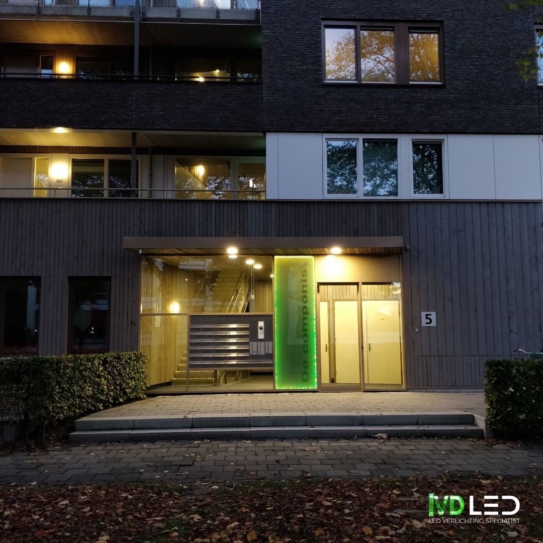 Entree appartementencomplex is verlicht met LED verlichting zowel binnen als buiten. Hier is gebruik gemaakt van inbouw LED Downlights